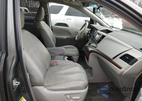 2014 Toyota Sienna Xle V6 8 Passenger z USA, uszkodzony, nr VIN 5TDYK3DC9ES420735